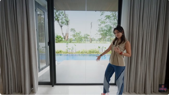 Jendela kaca besar menjadi kriteria lain rumah idaman Luna.  (Foto: YouTube/Luna Maya)