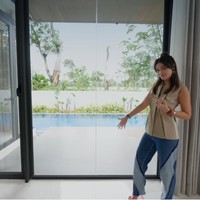 Jendela kaca besar menjadi kriteria lain rumah idaman Luna.  (Foto: YouTube/Luna Maya)