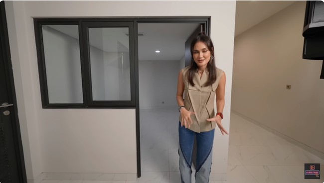 Dapur kotor berada di satu area dengan kamar asisten rumah tangga yang cukup luas. Kamarnya ber-AC. Aku selalu memastikan siapapun yang bekerja denganku, dia harus tetap nyaman, kata pemeran Suzzanna di film horor Suzzanna: Bernapas dalam Kubur itu. (Foto: YouTube/Luna Maya)