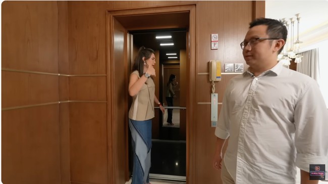 Rumah Luna Maya tentunya memiliki lift yang dapat memuat hingga enam orang. Bagian dalamnya pun tampak mewah dengan aksen berwarna emas. (Foto: YouTube/Luna Maya)