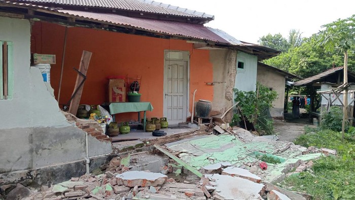 Rumah warga di Bawean banyak yang rusak karena gempa