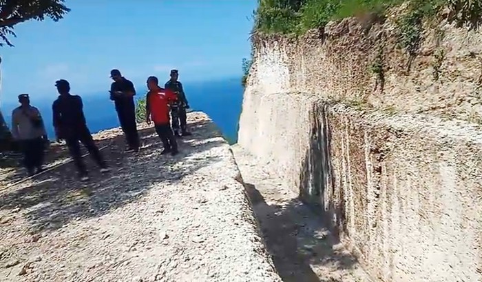 Satpol PP Kabupaten Klungkung menghentikan proses pembangunan tangga ekstrem di atas tebing menuju Pantai Diamond.