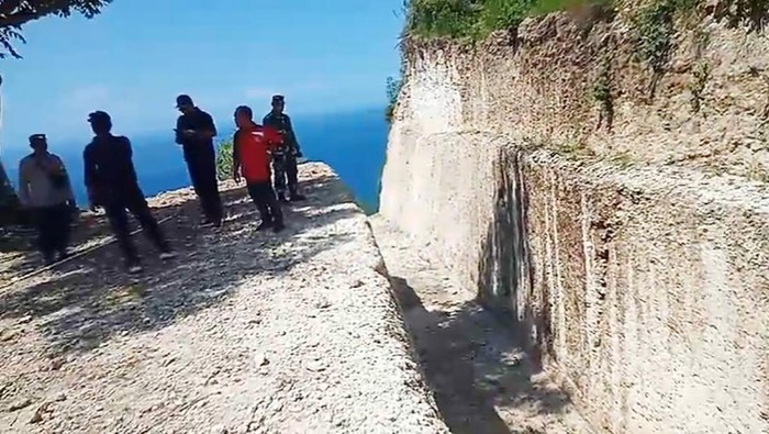 Satpol PP Kabupaten Klungkung menghentikan proses pembangunan tangga ekstrem di atas tebing menuju Pantai Diamond.