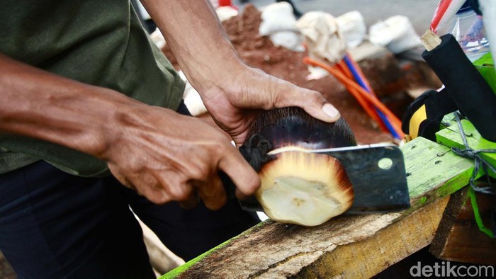 Pedagang mengupas buah lontar di Kawasan TB Simatupang, Jakarta, Jumat (22/3/2024). Buah lontar jadi salah satu buah yang banyak dicari saat Ramadan. Buah ini memberikan efek menyegarkan dahaga sehingga cocok untuk sajian berbuka puasa.