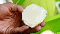 Buah lontar memiliki daging buah yang kenyal dan sangat segar. Rasanya seperti kombinasi antara kelapa muda dan kolang-kaling.