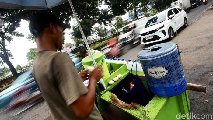 Pedagang mengupas buah lontar di Kawasan TB Simatupang, Jakarta, Jumat (22/3/2024). Buah lontar jadi salah satu buah yang banyak dicari saat Ramadan. Buah ini memberikan efek menyegarkan dahaga sehingga cocok untuk sajian berbuka puasa.
