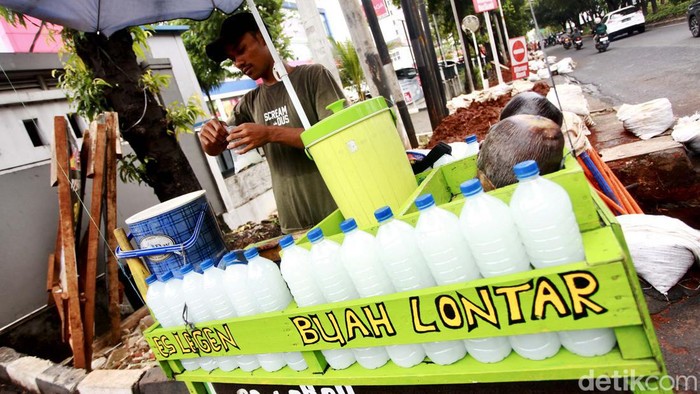 Pedagang mengupas buah lontar di Kawasan TB Simatupang, Jakarta, Jumat (22/3/2024). Buah lontar jadi salah satu buah yang banyak dicari saat Ramadan. Buah ini memberikan efek menyegarkan dahaga sehingga cocok untuk sajian berbuka puasa.