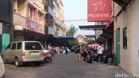 Sejumlah warga keluar dari di salah satu ruko kawasan Ngagel dampak gempa Tuban M 6,5.