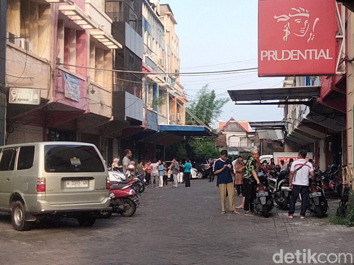 Sejumlah pekerja di ruko Surabaya berlarian ke luar usai gempa