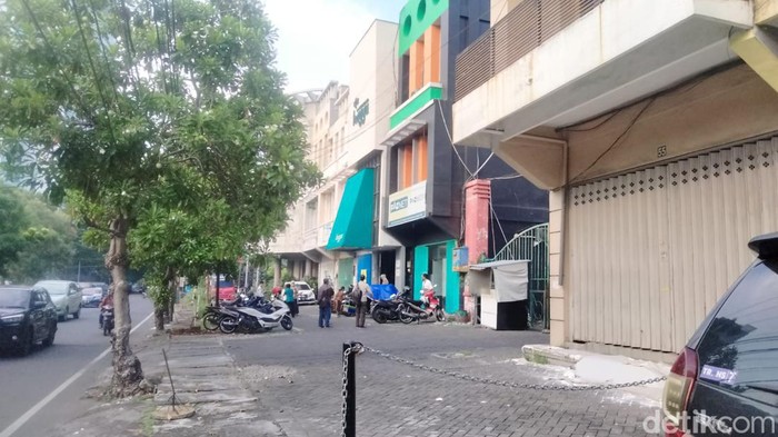 Sejumlah pekerja di ruko Surabaya berlarian ke luar usai gempa