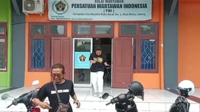 Sejumlah wartawan berhamburan keluar saat kantor PWI Blora digoyang gempa Tuban, Jumat (22/3/2024).