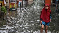 Ketinggian air mencapai betis orang dewasa.  