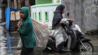 Meski banjir, warga tatap beraktivitas seperti biasa.  