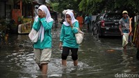 Para pelajar juga tetap bersekolah.  