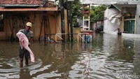 Tidak hanya di jalan, banjir juga masuk ke pemukiman warga.  