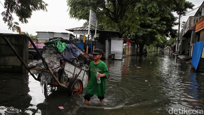Kawasan Semper Barat, Cilincing, Jakarta Utara, banjir, Jumat (22/3/2024). Banjir sebetis itu dikarenakan curah hujan tinggi sejak subuh tadi.