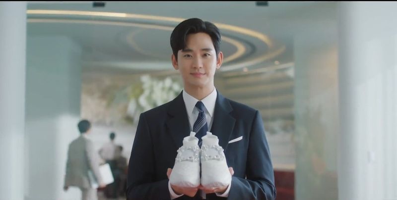 Sepatu yang dihadiahkan Kim Soo Hyun untuk Kim Ji Won viral di Korea Selatan