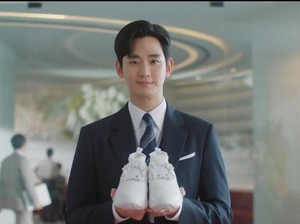 Imbas Popularitas Queen of Tears, Sepatu Kim Ji Won Sold Out di Korea