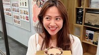Menjadi seorang istri sekaligus calon ibu membuat Shanju senang belajar hal baru. Salah satunya ketika membuat kue yang lucu dengan dekorasi sederhana yang manis. Foto: Instagram/shanju