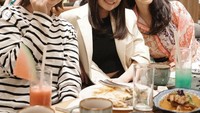 Walaupun sudah berumah tangga, Shanju eks JKT48 ini tak melupakan teman-temannya. Makan bareng dengan anggota JKT48 lainnya masih menjadi agenda rutin. Foto: Instagram/shanju