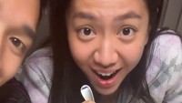 Ada gambar wanita hamil yang melambangkan Shanju di atas kuenya. Saat dipotong ternyata kuenya berwarna biru yang menandakan anak mereka berjenis kelamin laki-laki. Foto: Instagram/shanju