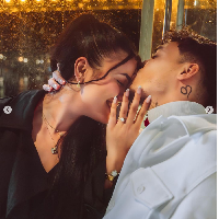 Kekasih Shayne Pattynama merupakan imigran Afghanistan. Dalam sebuah wawancar, Shayne menyebut bahwa kekasihnya hijrah ke Norwegia pada usia 10 tahun bersama keluarganya. Cinta Shayne dan kekasihnya juga tumbuh di Norwegia. Foto: Dok. Instagram s.pattynama