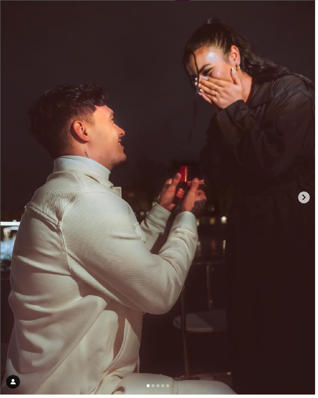 “SHE SAID YES!” tulis Shayne Pattynama dalam unggahan foto yang memperlihatkan dirinya bersimpuh dan mempersembahkan cincin pada sang kekasih yang tampak terharu. Foto: Dok. Instagram s.pattynama