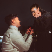 “SHE SAID YES!” tulis Shayne Pattynama dalam unggahan foto yang memperlihatkan dirinya bersimpuh dan mempersembahkan cincin pada sang kekasih yang tampak terharu. Foto: Dok. Instagram s.pattynama