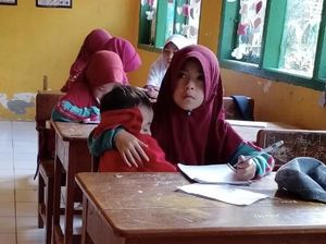 Haru Siswi MI di Sinjai Gendong Adik di Kelas gegara Ibu Sudah Meninggal