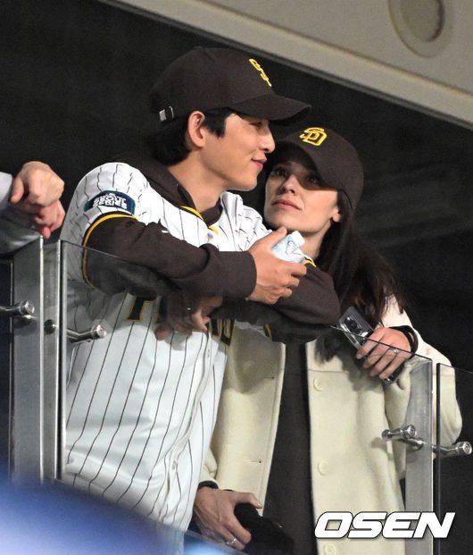Song Joong Ki dan Katy Louise Saunders nonton pertandingan baseball