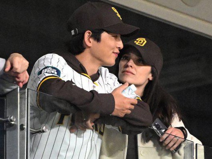 Song Joong Ki dan Katy Louise Saunders nonton pertandingan baseball