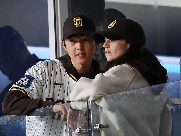 Song Joong Ki dan Katy Louise Saunders nonton pertandingan baseball