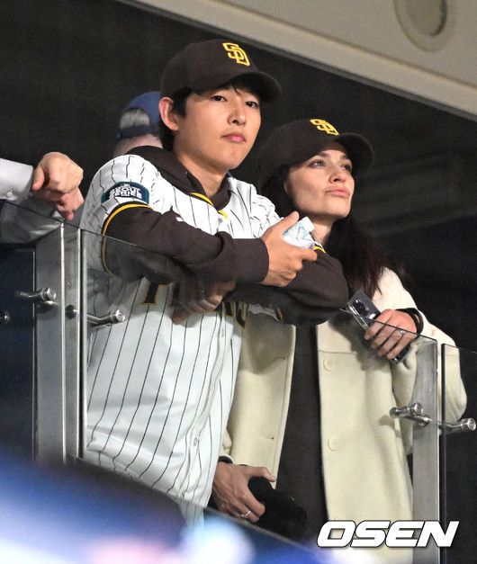 Song Joong Ki dan Katy Louise Saunders nonton pertandingan baseball