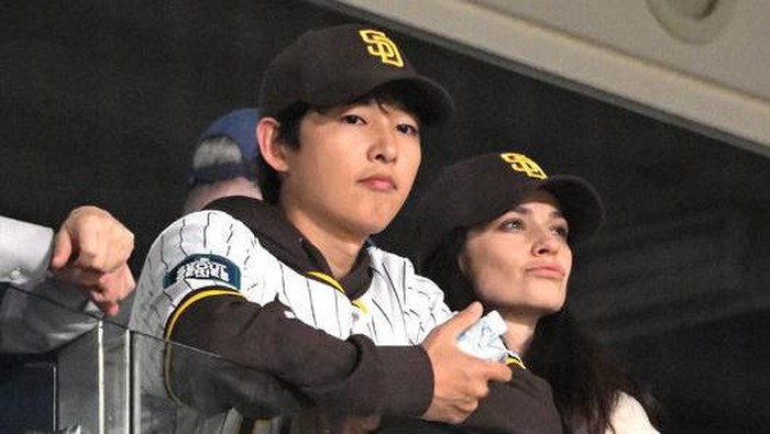 Song Joong Ki dan Katy Louise Saunders nonton pertandingan baseball