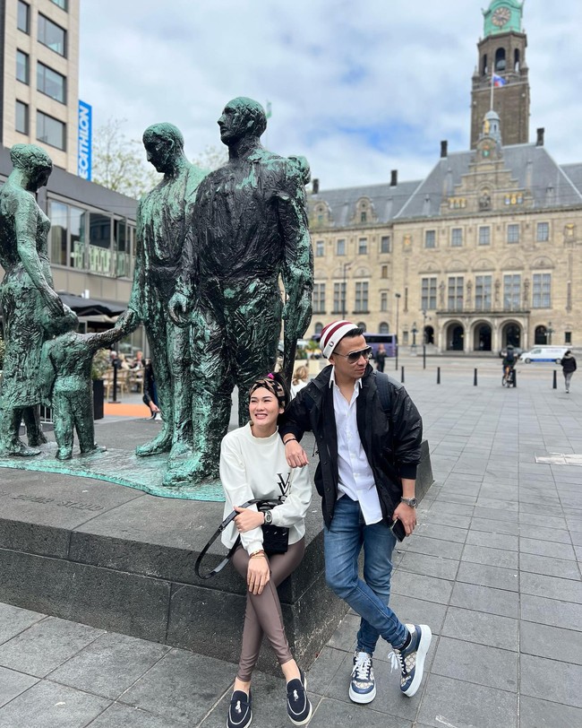 Di saat-saat itu lah, sang suami berada di sampingnya. Aku dan suamiku yang selalu ada di sampingku, nggak akan tahu memang ternyata makin dekat sama Allah, makin ditunjukin semua bukti santet itu yang ada di tubuhku sudah 4 tahun, tulis Stevie. Foto: Instagram Stevie Agnecya