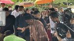 Rintik Hujan dan Sendu Iringi Pemakaman Stevie Agnecya