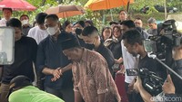 Suasana semakin sendu saat putranya mempertanyakan keberadaan sang bunda. Mereka pun meminta untuk ibundanya dikembalikan. Keluarga berusaha menenangkan anak-anak Stevie Agnecya. Anggi Pratama mengantarkan jasad istrinya itu sampai di liang lahad. Foto: Pingkan/detikHOT