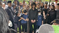 Ketiga anaknya turut mengantar dan melihat jenazah Stevie Agnecya dikuburkan. Stevie Agnecya mempunya seorang anak perempuan dari pernikahan terdahulunya dengan Samuel Rizal dan dua anak dari pernikahannya dengan Anggi Pratama. Foto: Pingkan/detikHOT