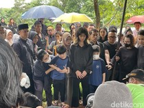 Air Mata Sang Putra Iringi Pemakaman Stevie Agnecya
