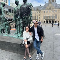 Di saat-saat itu lah, sang suami berada di sampingnya. Aku dan suamiku yang selalu ada di sampingku, nggak akan tahu memang ternyata makin dekat sama Allah, makin ditunjukin semua bukti santet itu yang ada di tubuhku sudah 4 tahun, tulis Stevie. Foto: Instagram Stevie Agnecya