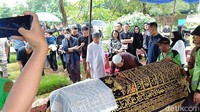 Jenazah Stevie Agnecya tiba di pemakaman. Rintik hujan tampak mengiringi kedatangan jenazah semua yang datang takziah. Foto: Pingkan/detikHOT