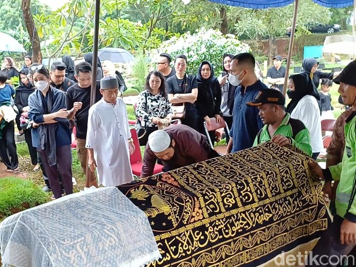 Pemakaman Stevie Agnecya.