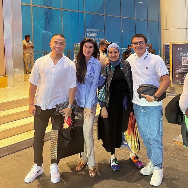 Ibu tiga anak tersebut disebut meninggal karena sakit. Tapi sebelumnya ia juga sempat mengaku terkena santet. Dalam sebuah foto hasil rontgen, Stevie memperlihatkan ada benda asing di tubuhnya.  Foto: Instagram Stevie Agnecya