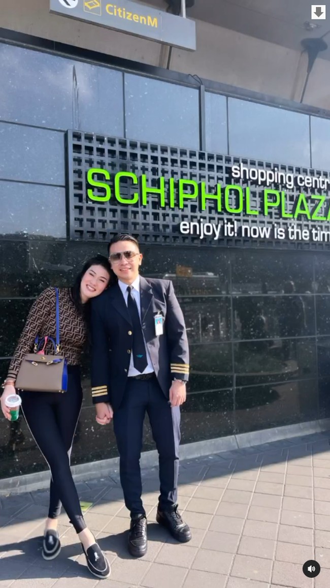 Stevie Agnecya sendiri dikenal sebagai pebisnis, selebgram, dan mantan istri Samuel Rizal. Setelah bercerai dengan sang aktor, ia menikah dengan Anggri Pratama yang berprofesi sebagai pilot. Foto: Instagram Stevie Agnecya