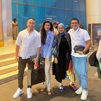 Ibu tiga anak tersebut disebut meninggal karena sakit. Tapi sebelumnya ia juga sempat mengaku terkena santet. Dalam sebuah foto hasil rontgen, Stevie memperlihatkan ada benda asing di tubuhnya.  Foto: Instagram Stevie Agnecya