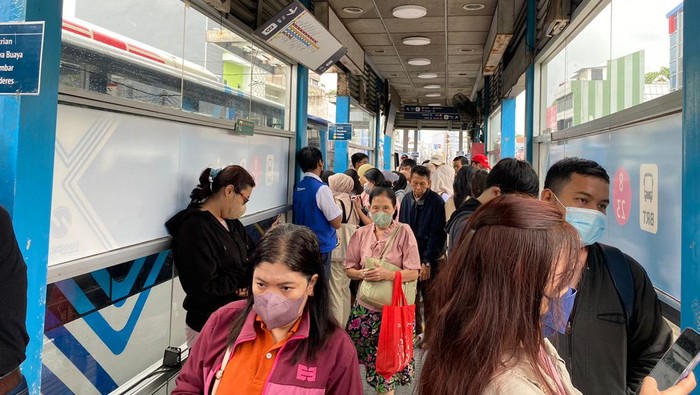 Suasana antrean di Halte Petojo saat bus terhambat banjir pada Jumat (22/3/2024)- (Tina/detikcom)