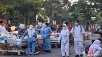 Perawat juga bersiaga membantu pasien yang di evakuasi di halaman RS Unair Surabaya.