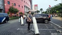Sejumlah petugas membawa tabung oksigen di halaman RS Unair Surabaya.