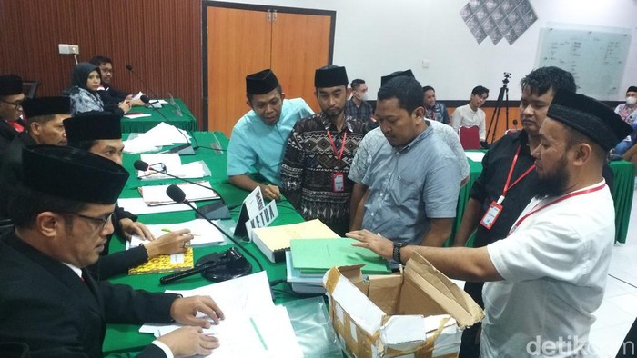 Suasana penyerahan alat bukti saat sidang pemeriksaan dugaan pelanggaran administrasi di Ruang Sidang Kantor Bawaslu Sulsel, Jumat (22/3/2024).