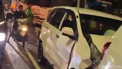 Tabrakan beruntun di Sunset Road, Kuta, Badung, Bali.